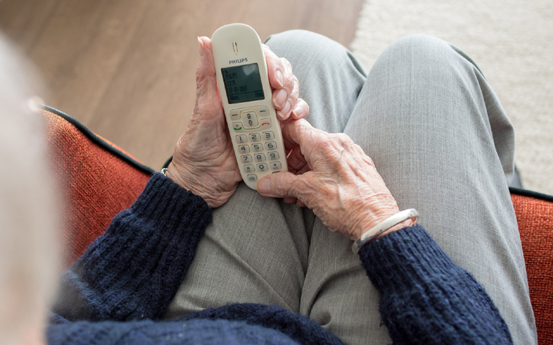 The Best Verizon Flip Phones For Seniors