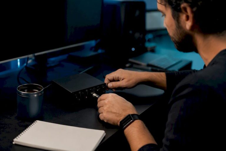 Hands connecting device at editing desk